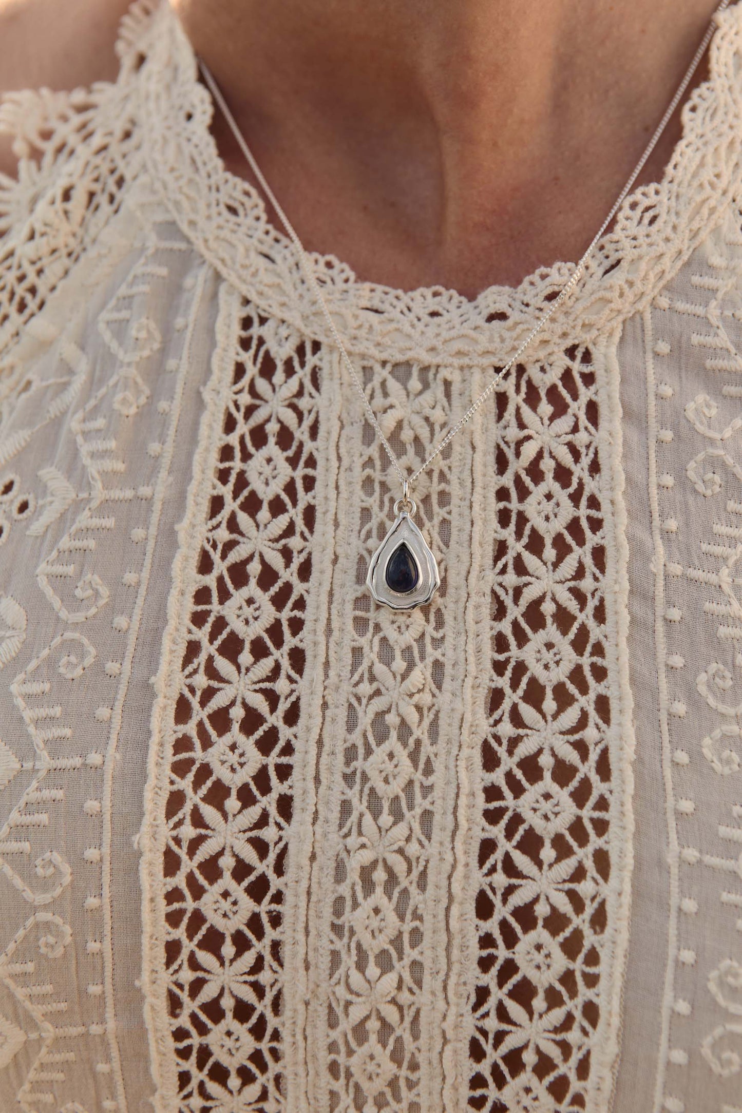 Collar Masal Plata Primer Plano
