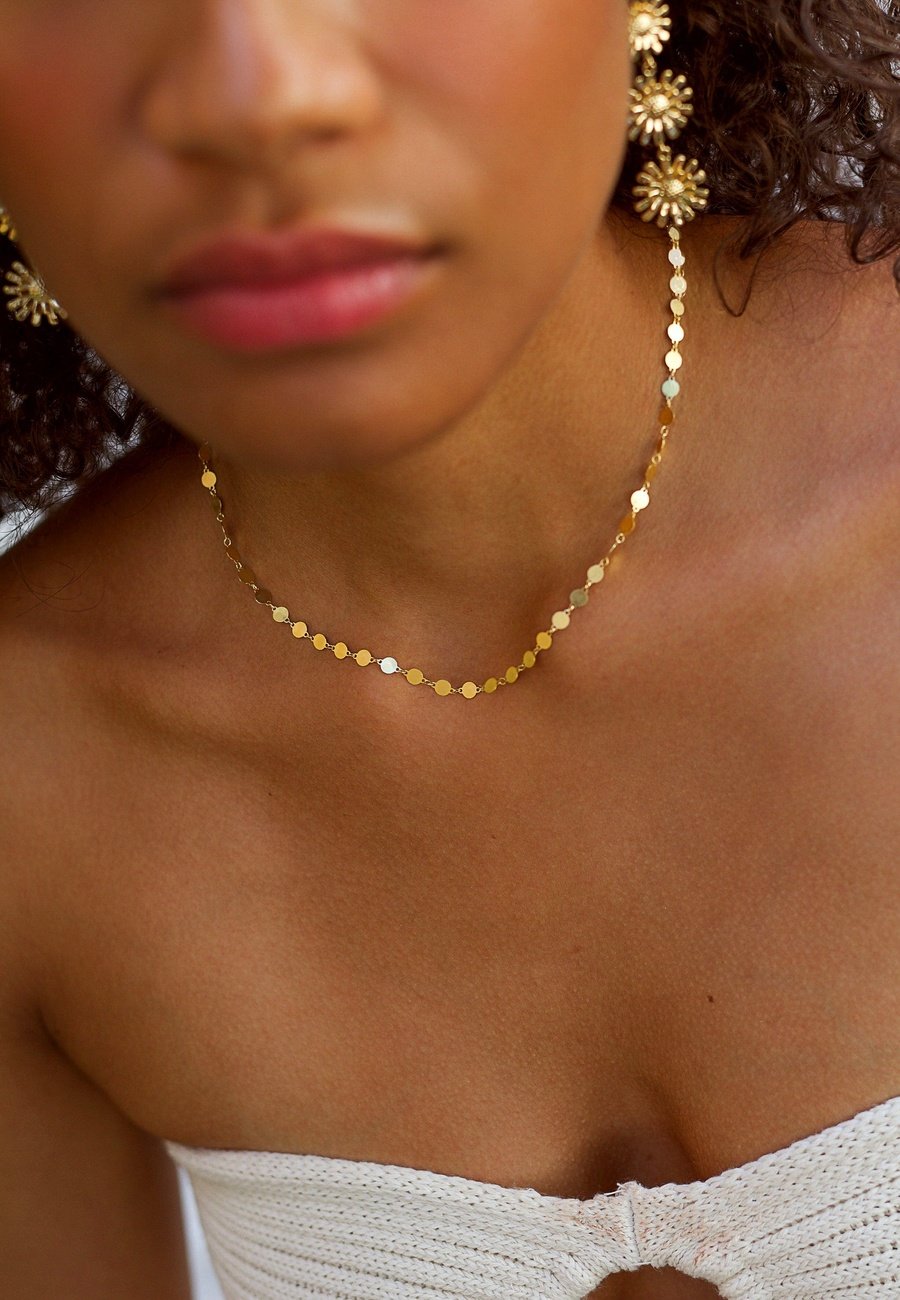 Collar Ajustado Mini Chapitas Oro