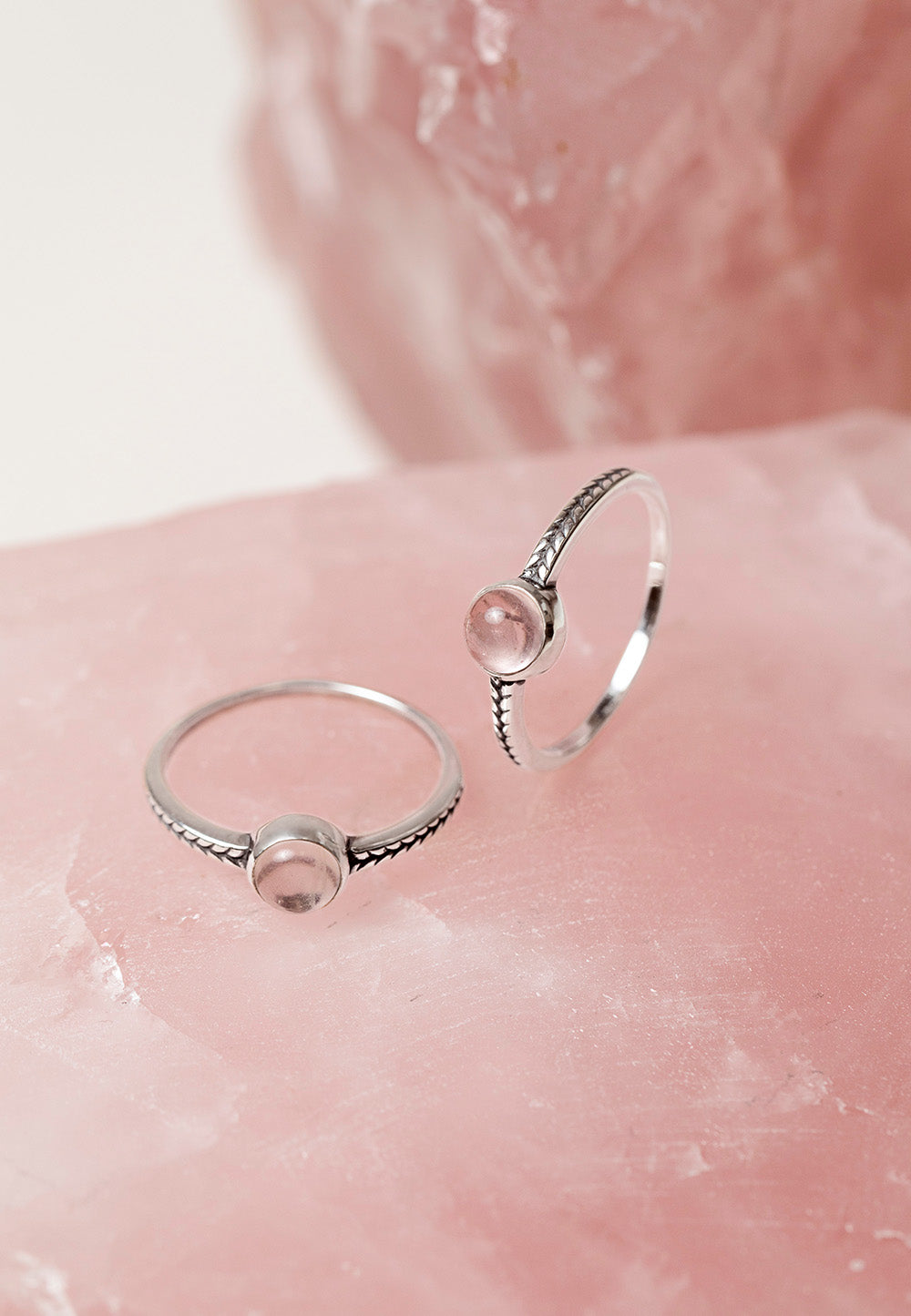 ANILLO SUNITA Anillo con Piedra de Cuarzo Rosa Natural y Plata