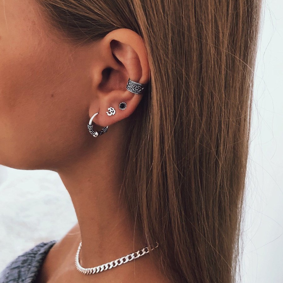 Pendientes Lal con los pendientes SHANTI y TALIT, pendientes NIDHI y collar SUNDAR.