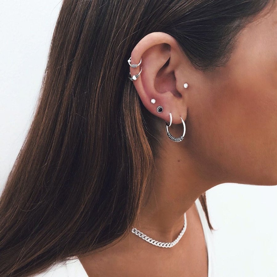 Pendientes Dawe con los pendientes JIVANA(10mm), TALIT y EKAJATI, piercing YADU y RATI y collar SUNDAR.