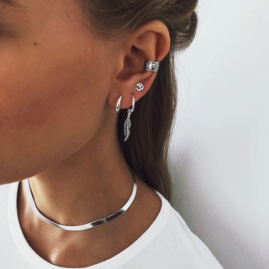 Pendientes SHANTI junto con los pendientes ACHAL (12mm) y VARALI, pendiente SUR y collar BAHUT.