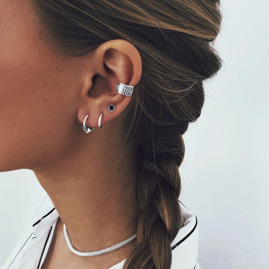 Aros Daya con los pendientes JIVANA (10MM) y TALIT, pendiente SUR y collar NAAG.