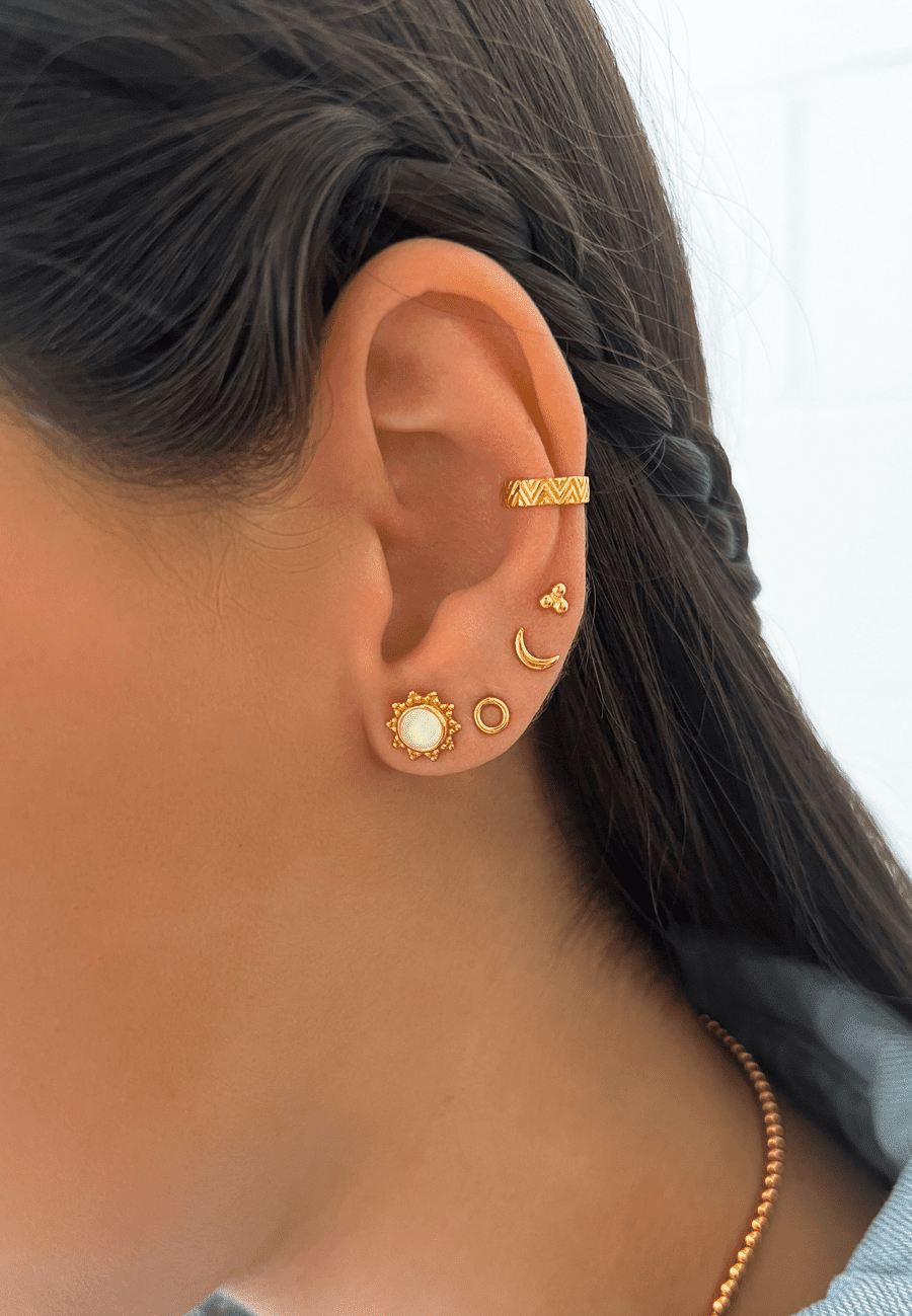 EAR CUFF QALAMAT BAÑADO EN ORO