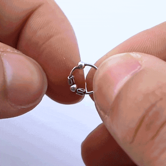 Colocación piercing plata Dharma - San Saru