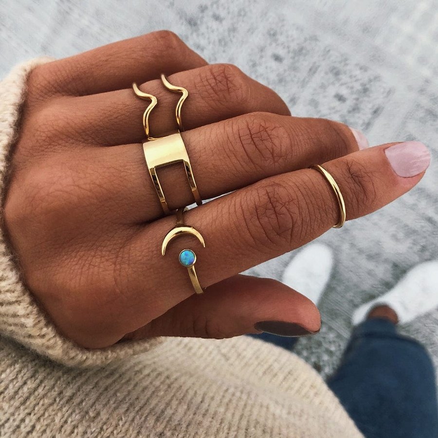 Anillo VIMAAN (MIDI) Oro con los anillos LINA ORO, DOHARA ORO y HARSH ORO.