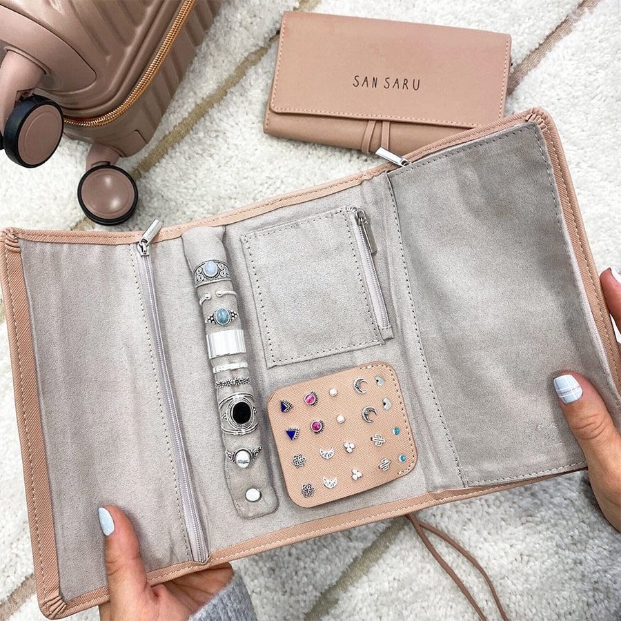 Joyero de viaje Yaatra con joyas de plata