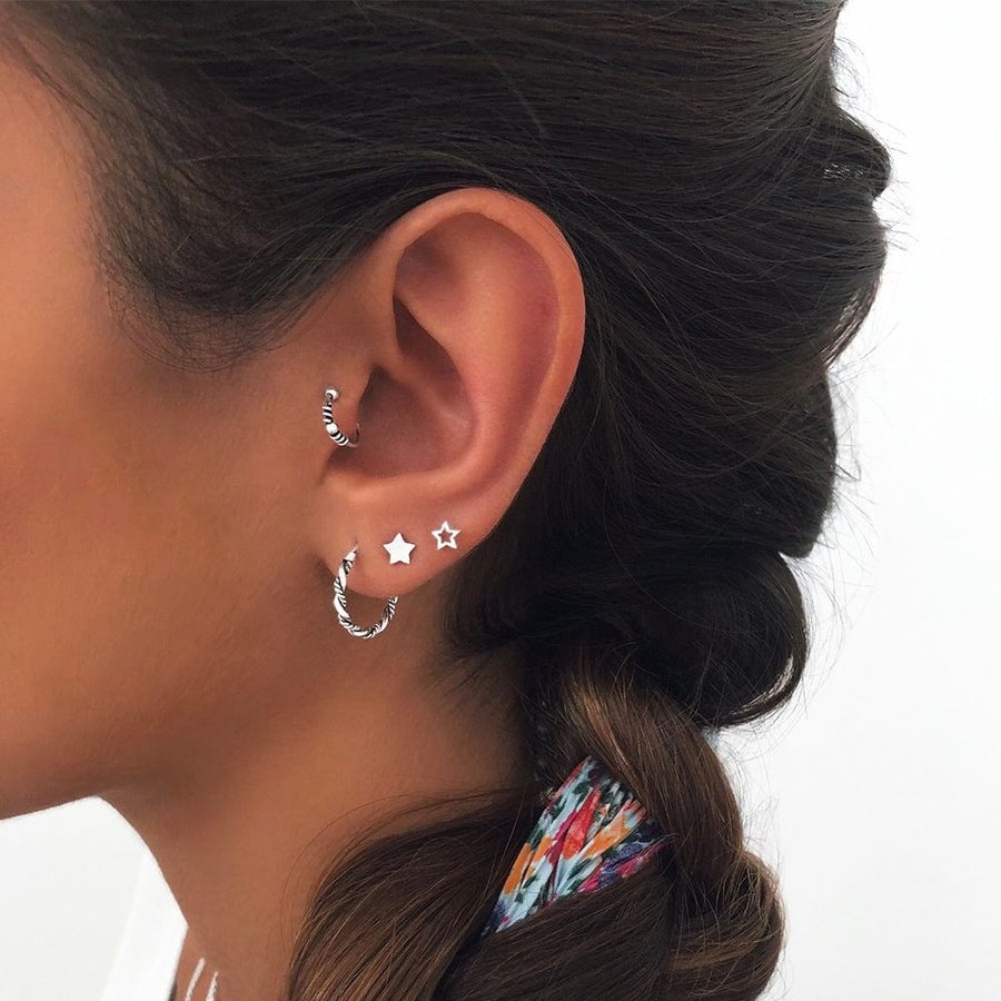 Pendientes ASHWINI con los pendientes GOWRI (16MM) y AISTRA y piercing AALOK (8MM).