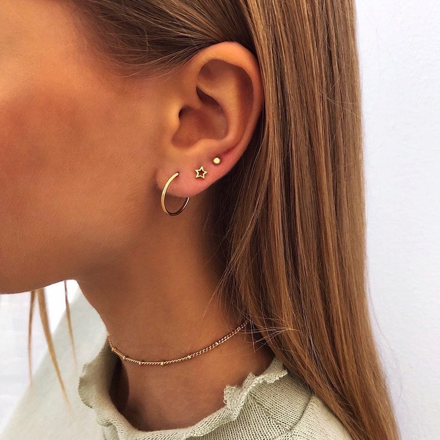 Pendientes JEEVIKA ORO con los pendientes ASHWINI ORO, EKAJATI ORO (3mm) y el choker DONAT ORO.