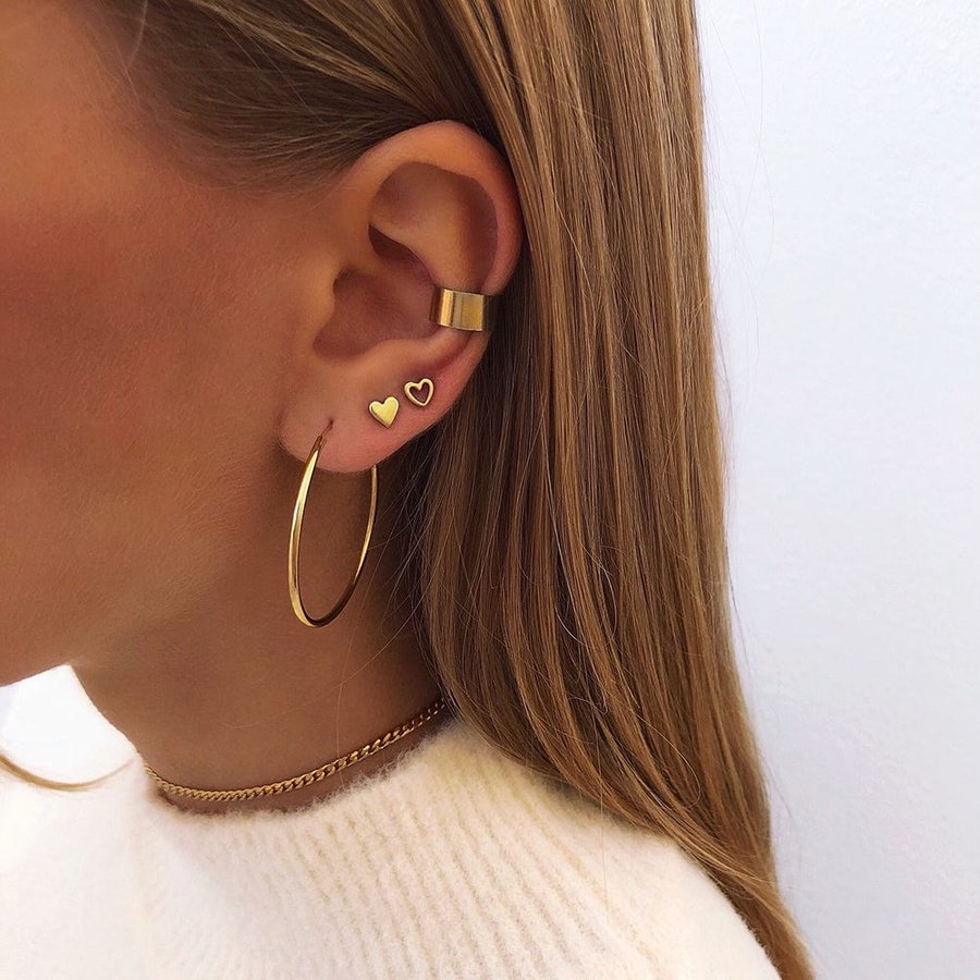 Pendientes JIBON ORO con los pendientes DIL ORO, YOOM ORO, pendiente KANEE ORO y el choker LAKSHMI ORO.