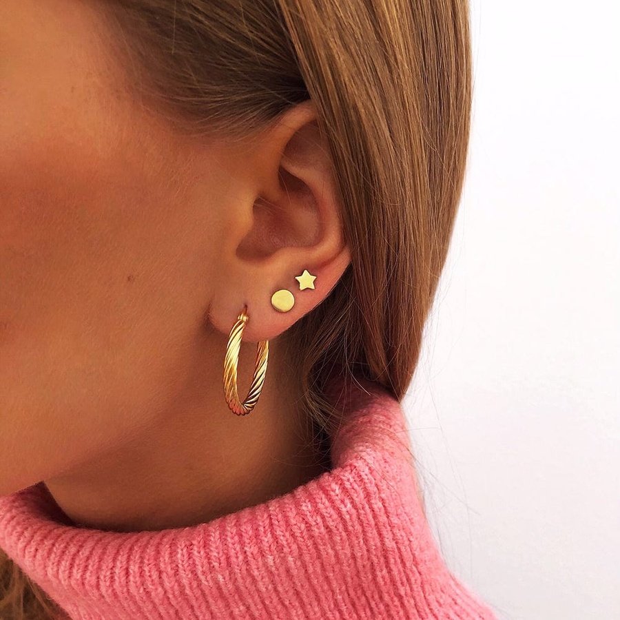 Pendientes MITALI ORO con los pendientes DHARTI (20MM) ORO y AISTRA ORO.