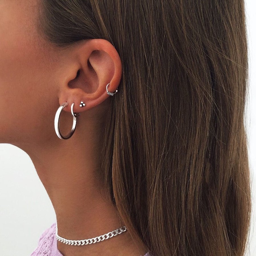 Pendientes Acharya con los pendientes JEEVAN (12mm), YATIN y piercing YADU.