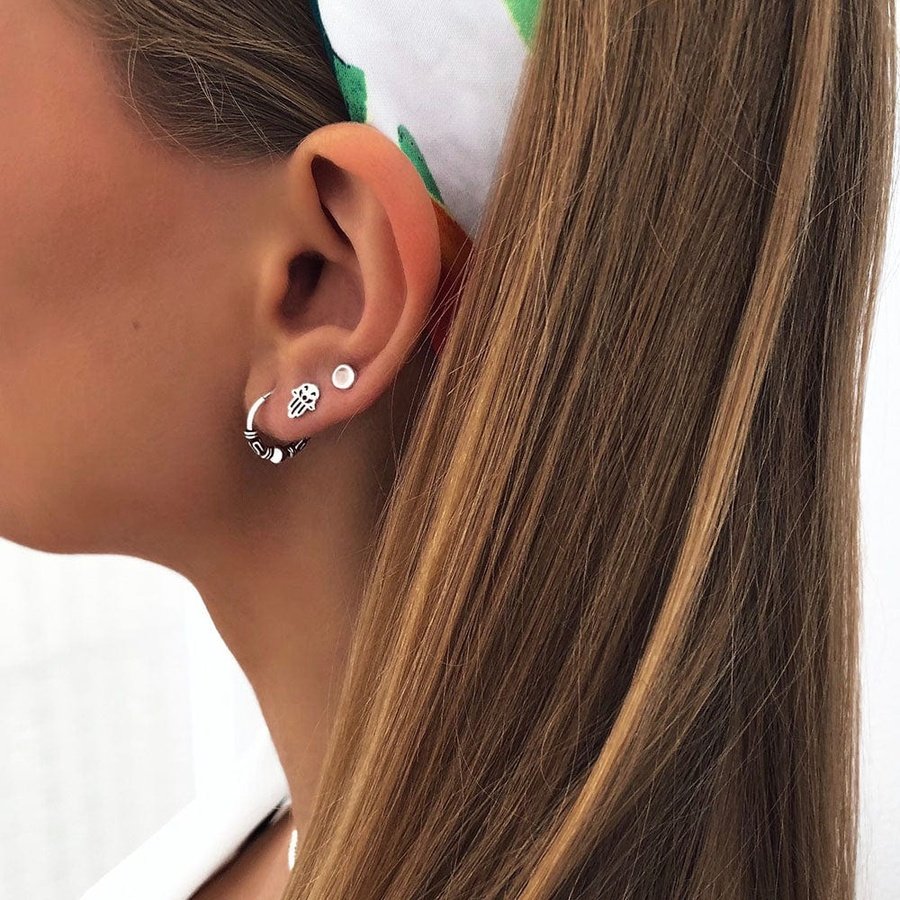 Pendientes Arthi con los pendientes PHAA y MANI.