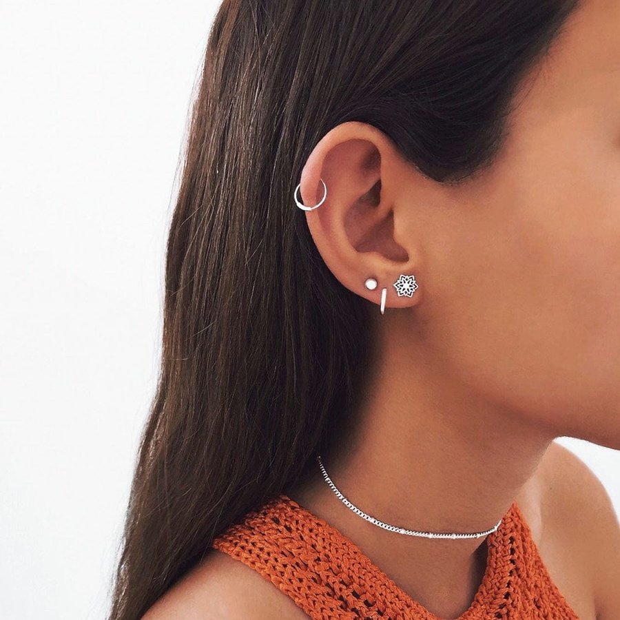 Pendientes Indira con los pendientes HEMAL, JIVANA (10mm), piercing JATIN y choker DONAT.