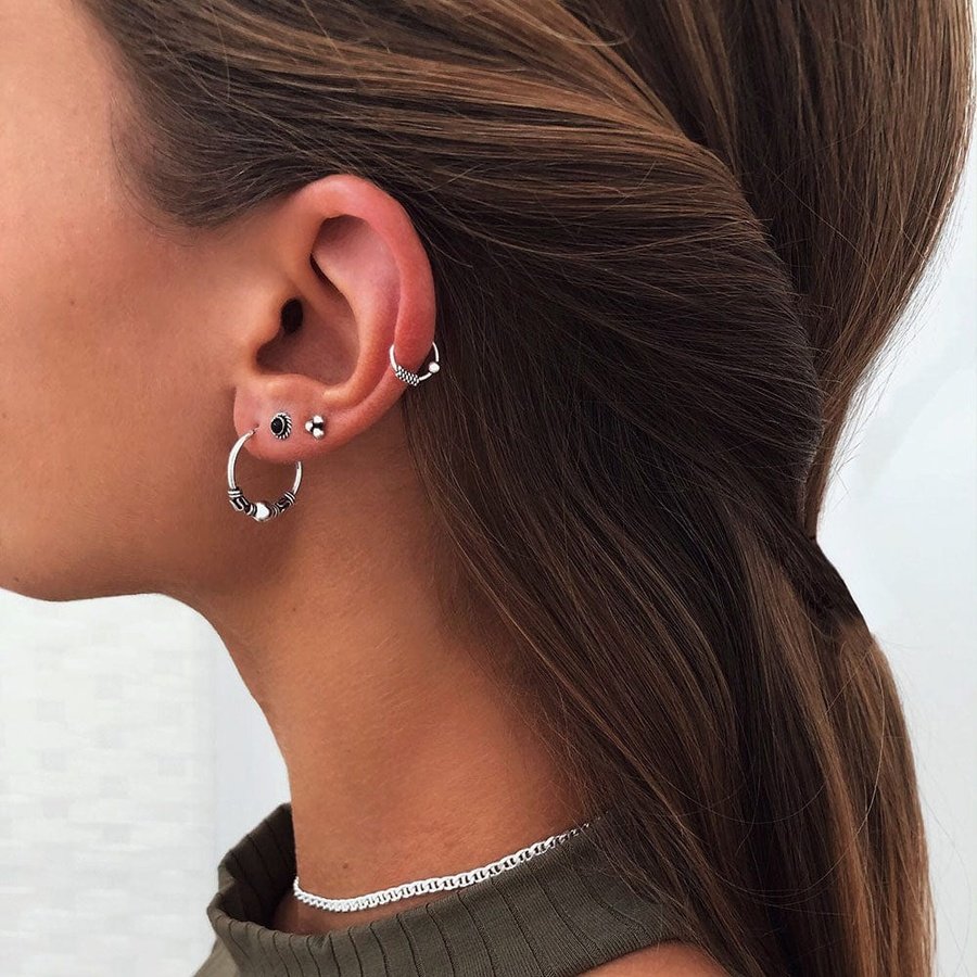 Pendientes Kala con los pendientes LALIT y YATIN, el piercing YADU (8 mm) y collar KANTA.