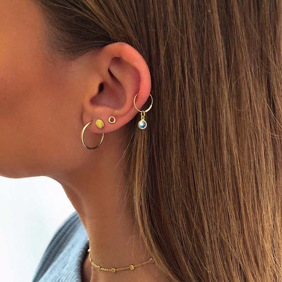 Piercings Sunila junto los pendientes JIVAN (16MM) ORO, MITALI ORO, HALAKON ORO y el collar ADITI ORO.