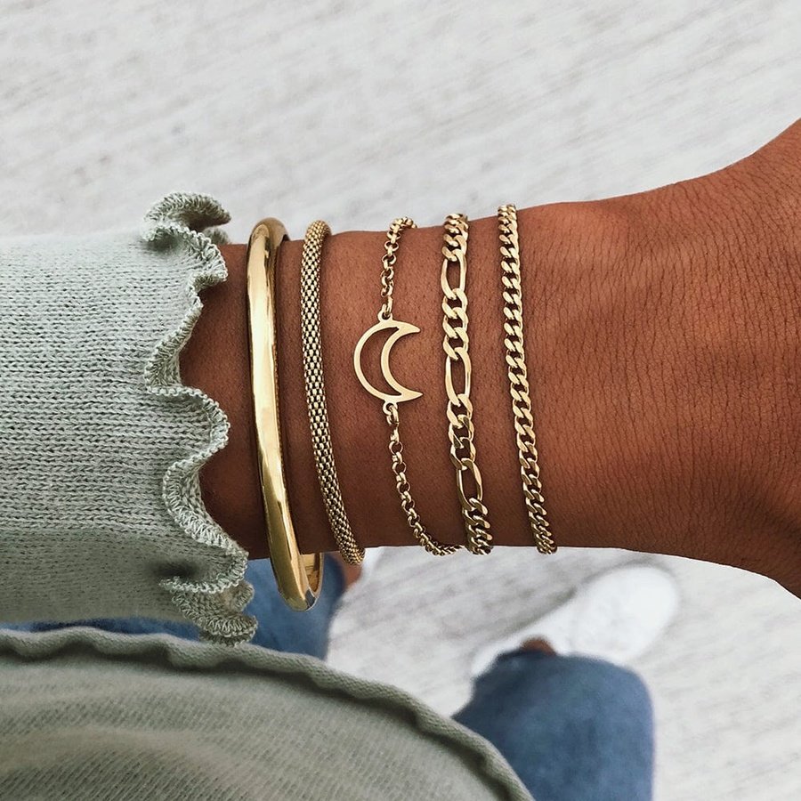 Pulsera MEEDI ORO junto el brazalete CHIKANE ORO y las pulseras NAYA ORO, BALU ORO y SAANP ORO.