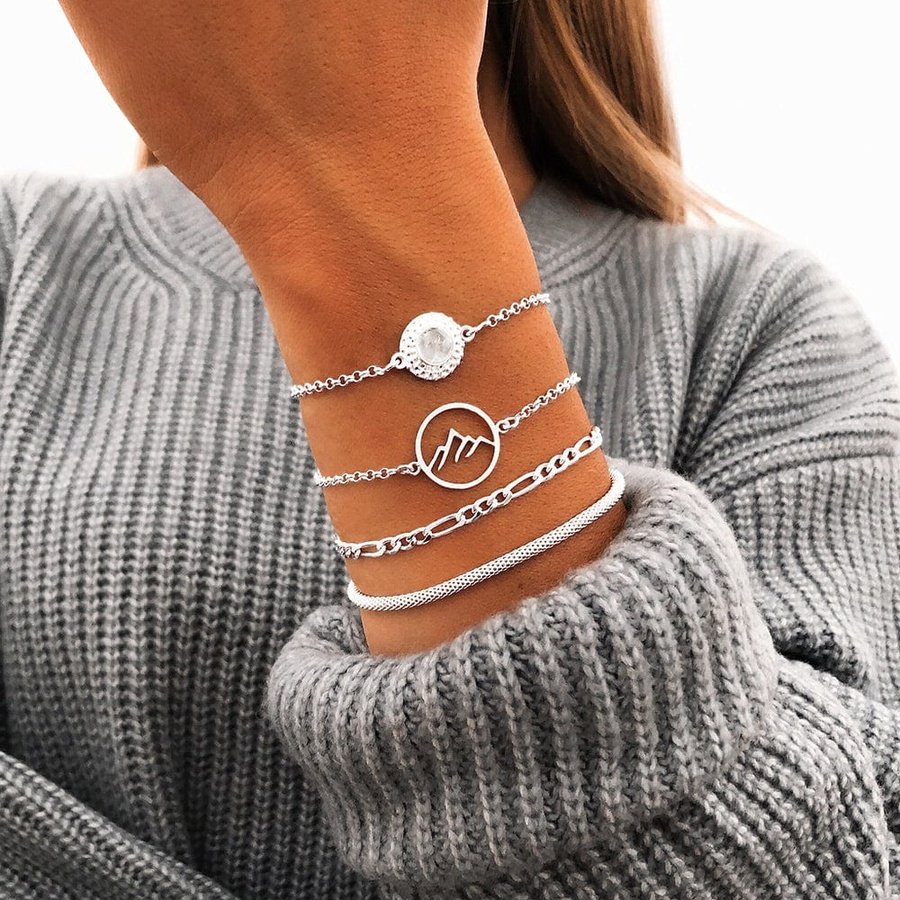 Pulsera SHIKHAR con montaña junto a pulseras NIRAJ, BALU y SAANP