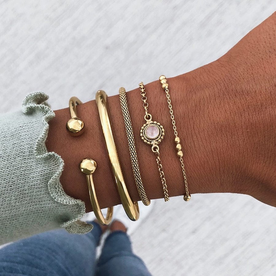 Pulsera TIKA junto el brazalete CHIKANE ORO y las pulseras SUMANA ORO, SAANP ORO y MALTI ORO.