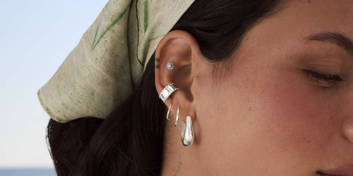 Oreja con ear cuff, aros y pendiente gota de plata de San Saru