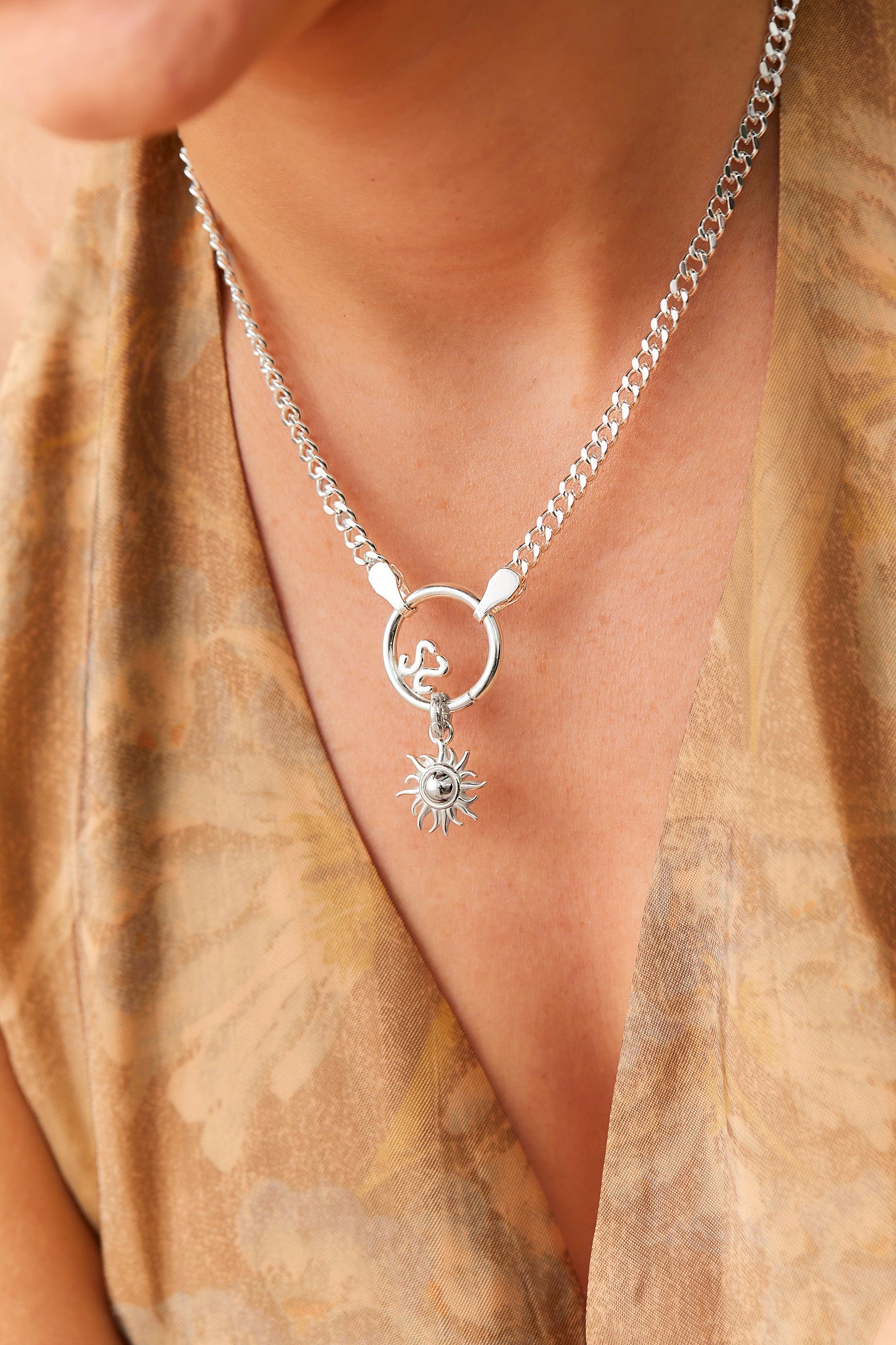 COLLIER VERA FERMETURE LOGO