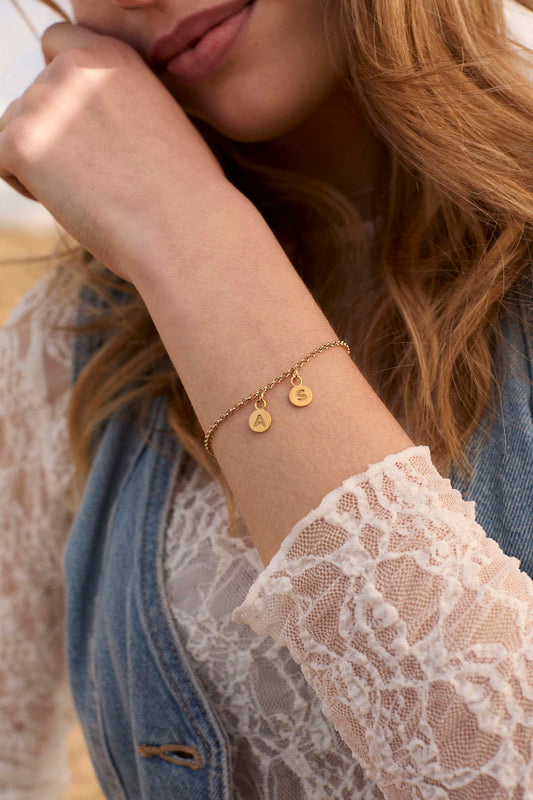 PULSERA ADAMYA LETRA CHAPA BAÑADA EN ORO