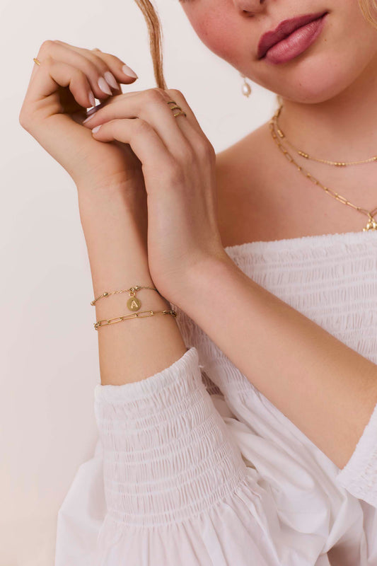 ARMBAND ADAMYA BUCHSTABE PLATTE VERGOLDET