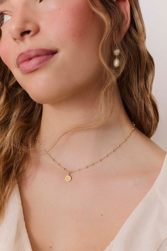 COLLAR ANUK LETRA CHAPA BAÑADO EN ORO