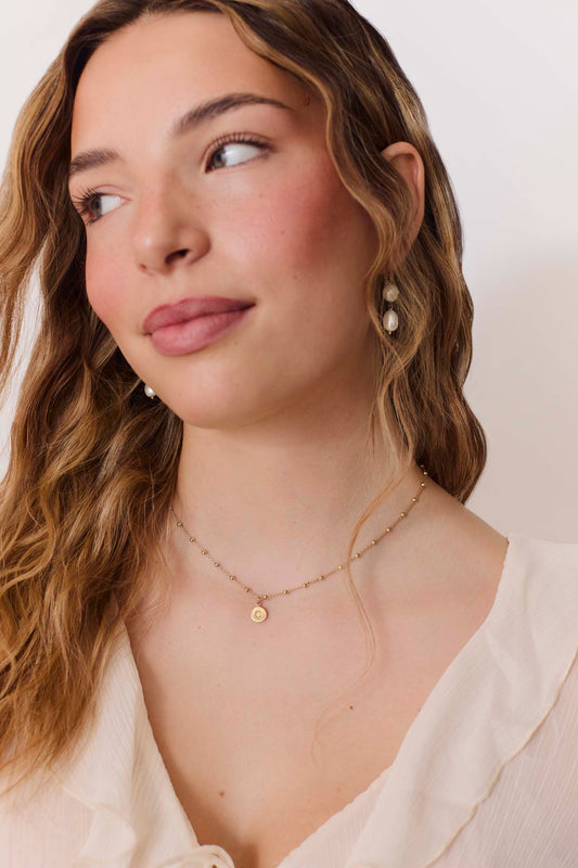 COLLAR ANUK LETRA CHAPA BAÑADO EN ORO