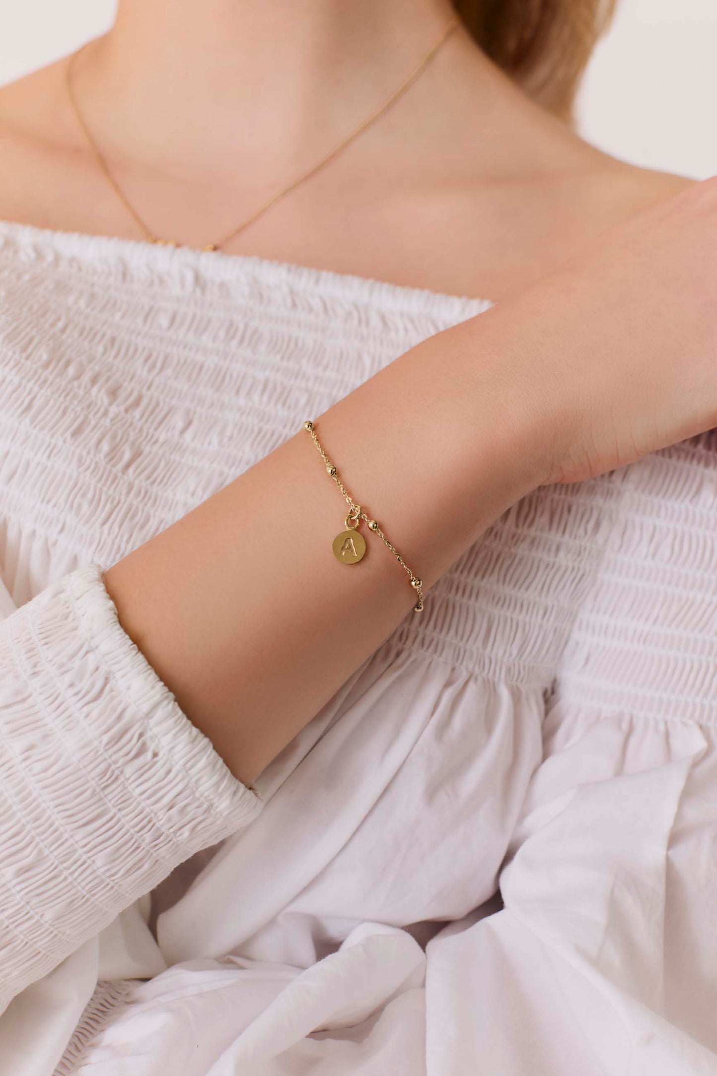 PULSERA ADAMYA LETRA CHAPA BAÑADA EN ORO