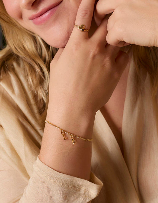 PULSERA ADAMYA LETRA BAÑADA EN ORO