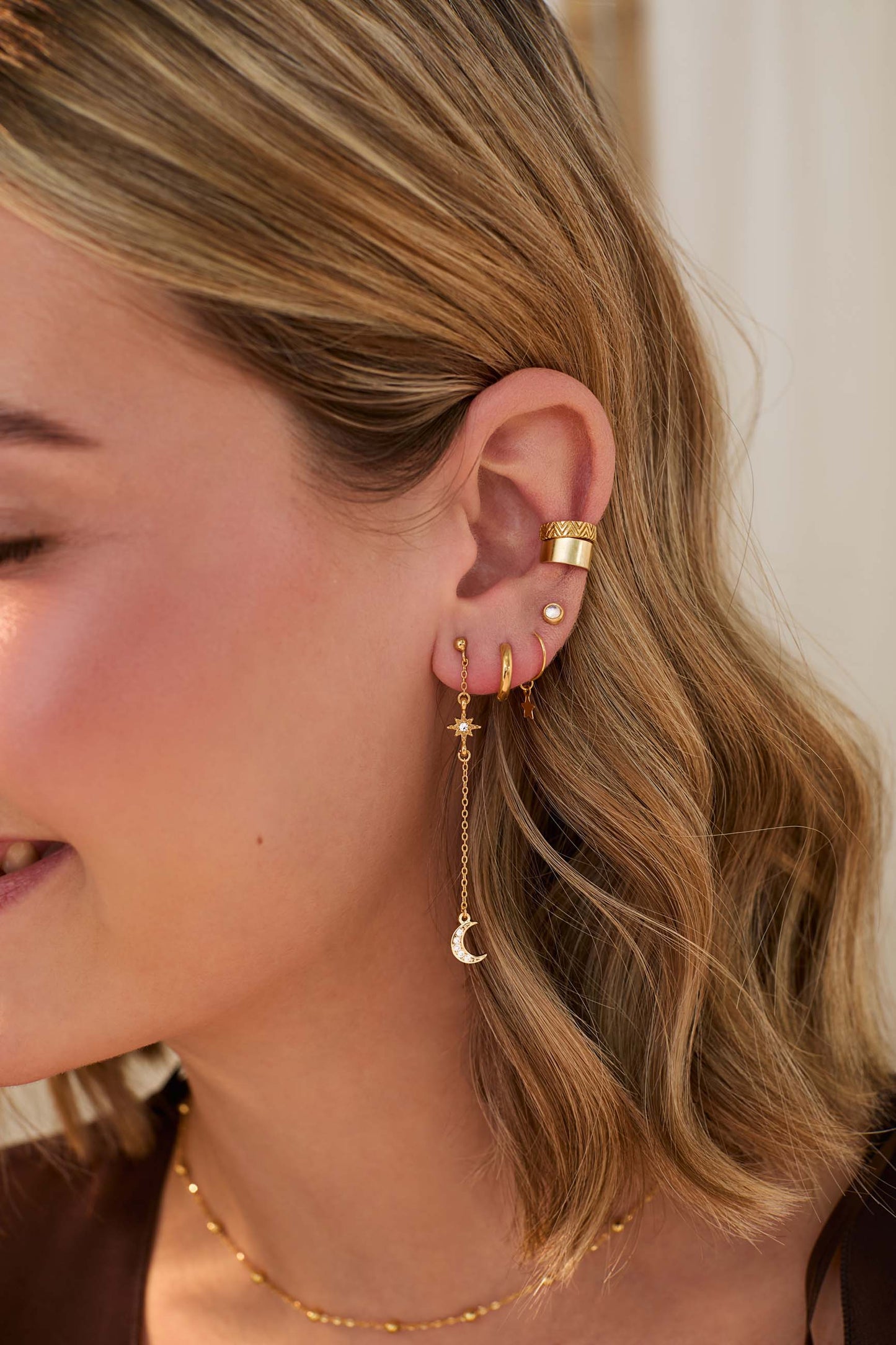 EAR CUFF QALAMAT BAÑADO EN ORO