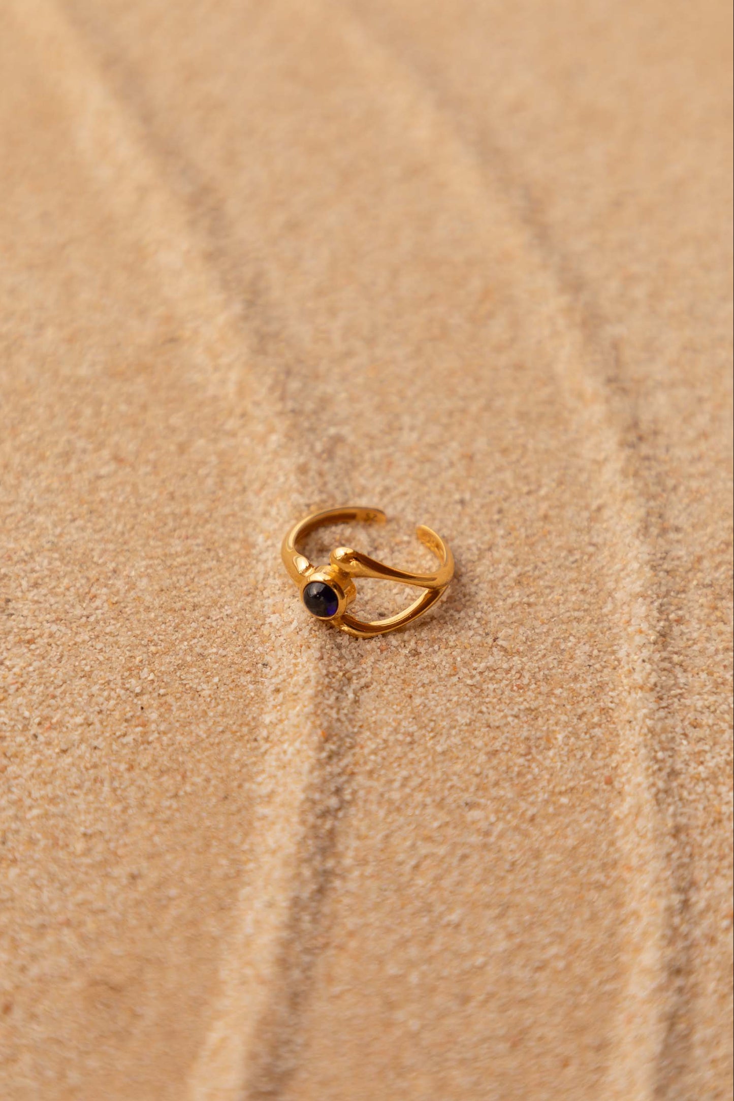 Anillo Avikar Oro Foto Bodegon