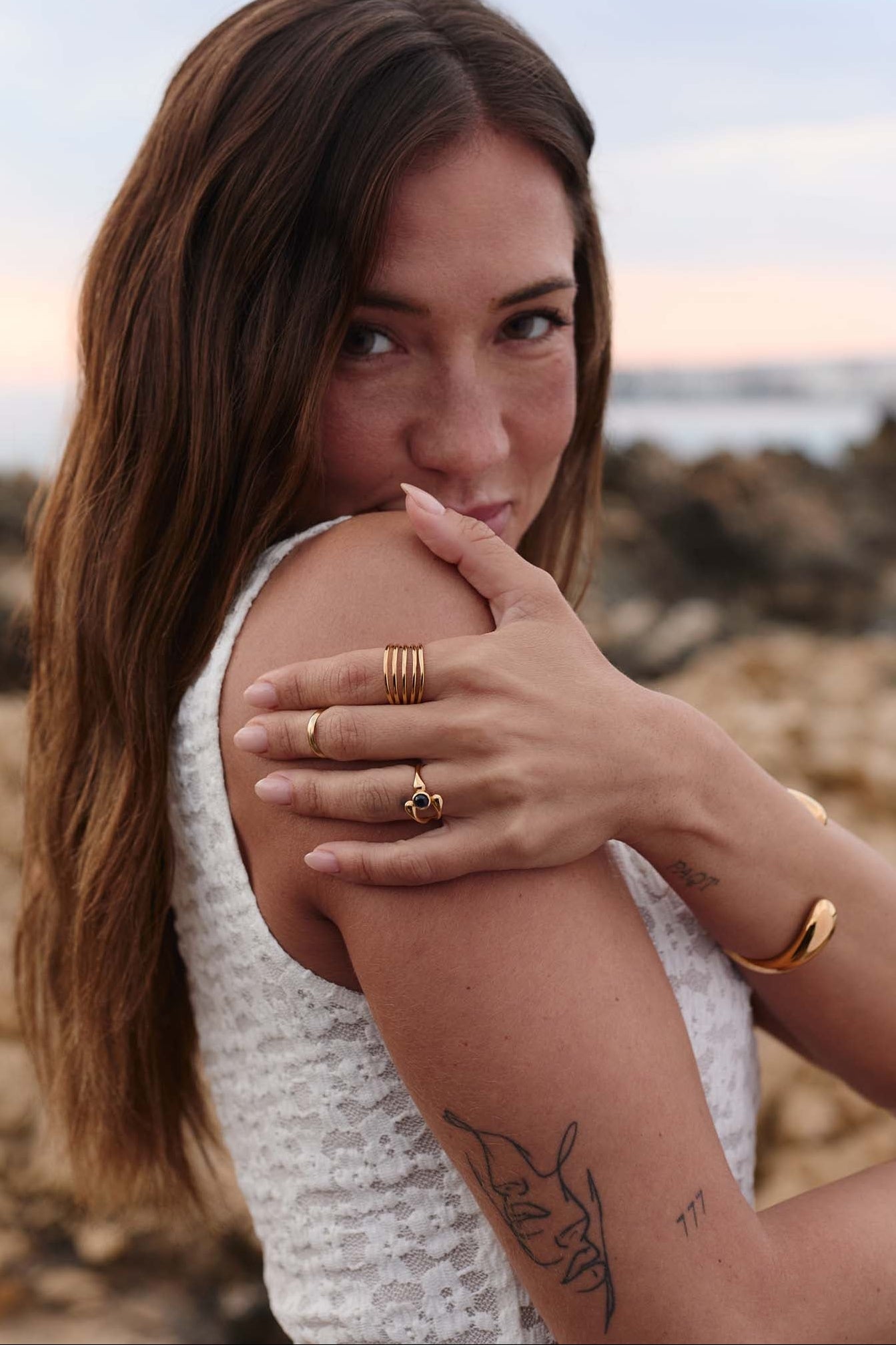 Anillo Avikar Oro Tres
