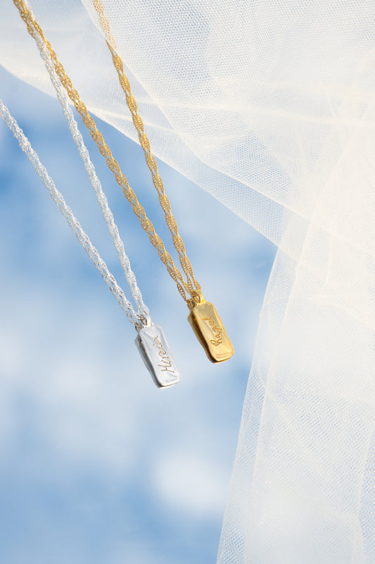 COLLAR CHAPA IRREGULAR PERSONALIZADO CON TU LETRA BAÑADO EN ORO