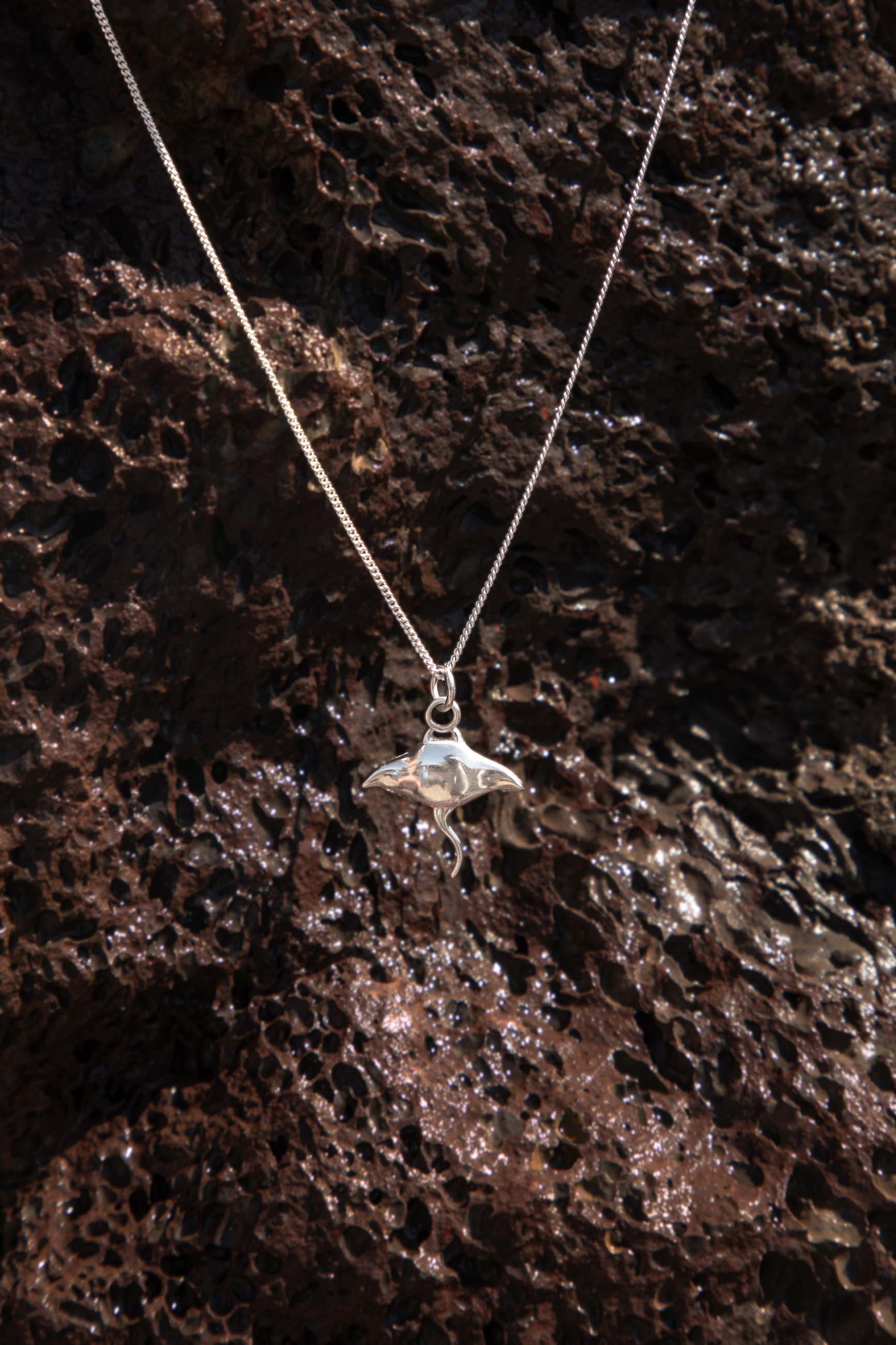 Collar AZADI Plata Foto Bodegón