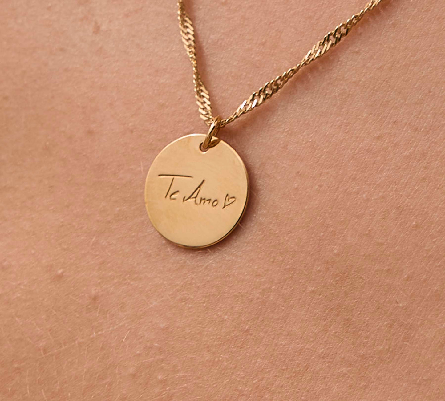 COLLAR GRABADO CON TU LETRA BAÑADO EN ORO