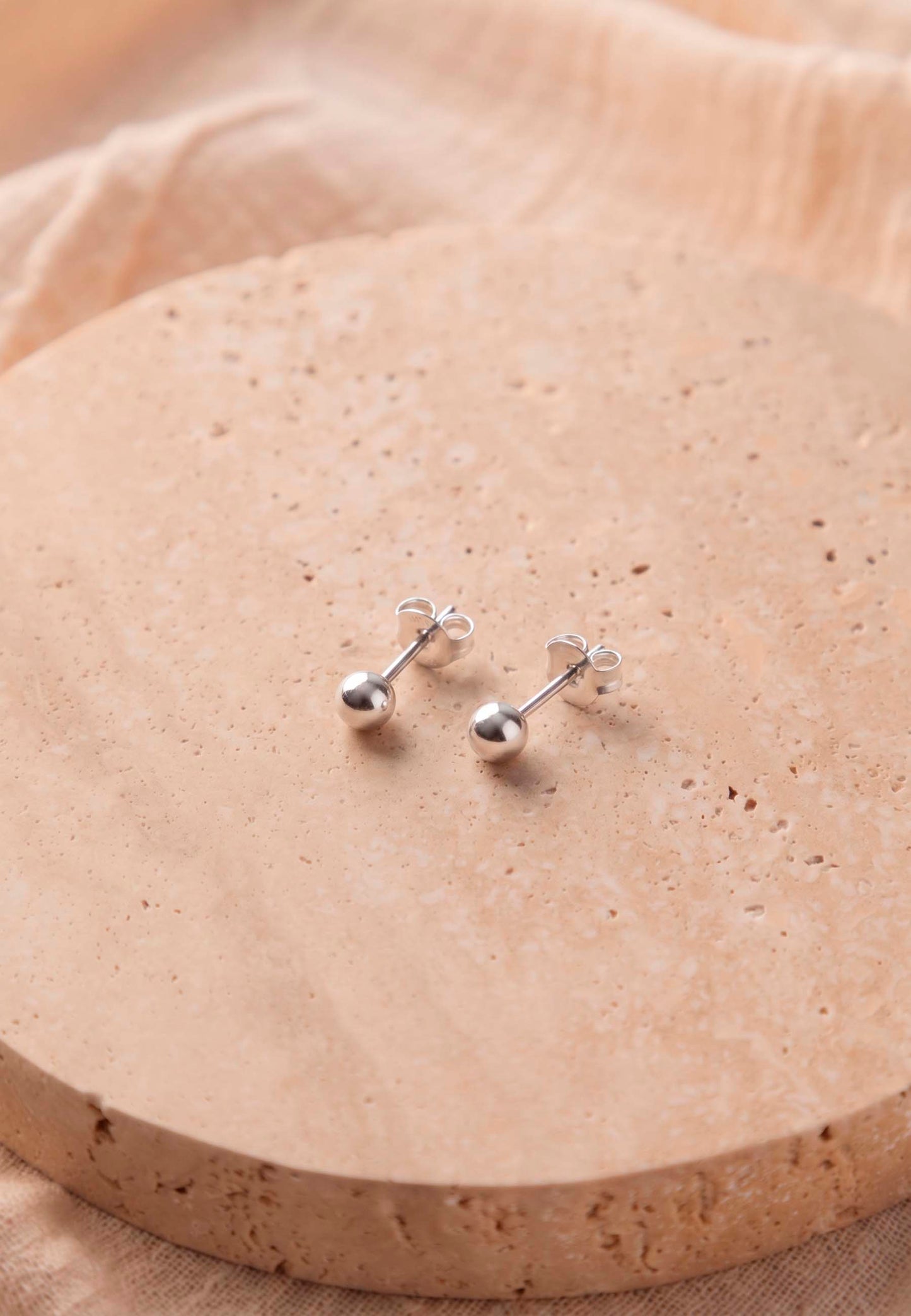 EKAJATI OHRRINGE (3MM)