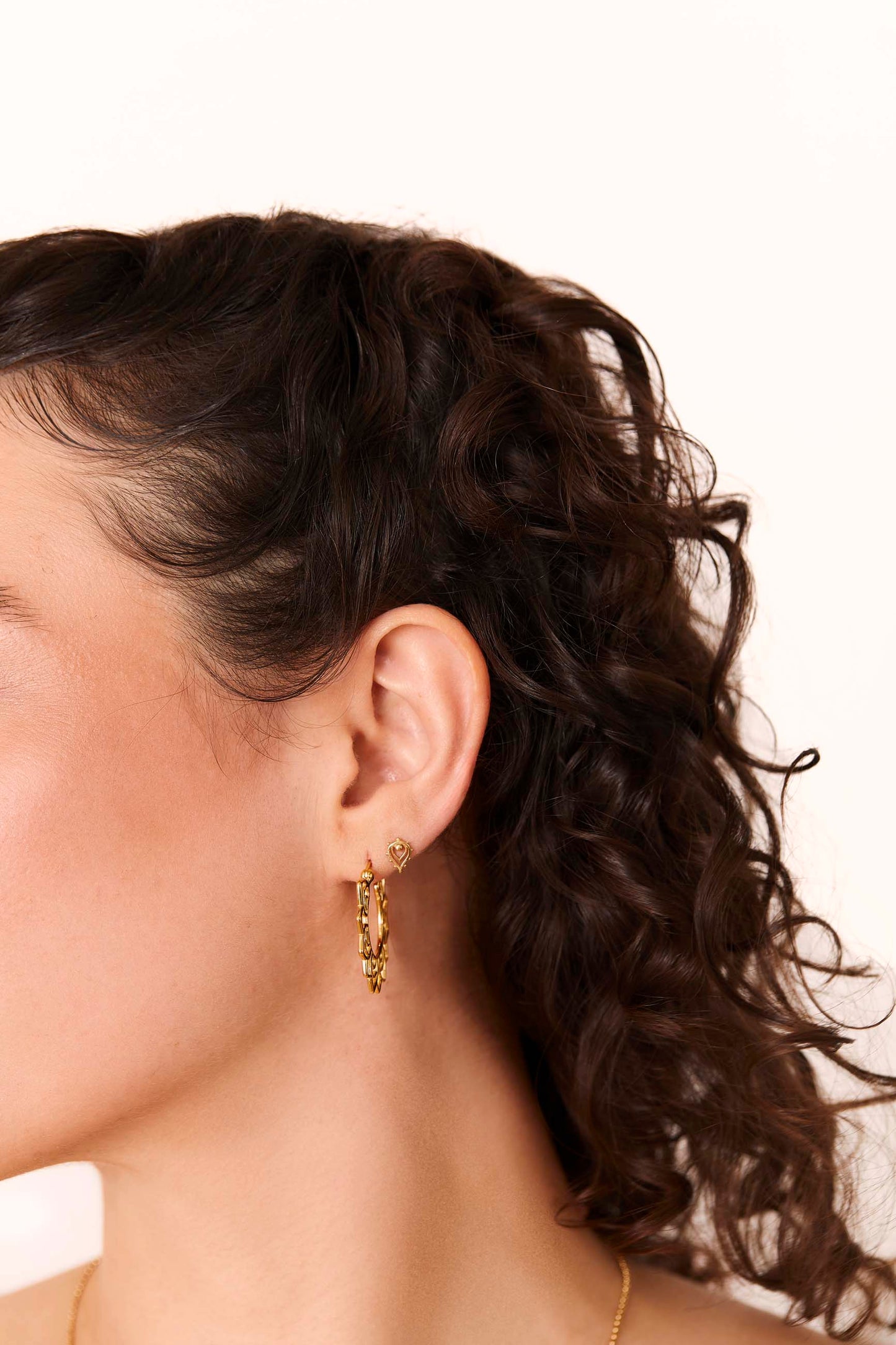 PENDIENTES MAYUR BAÑADOS EN ORO