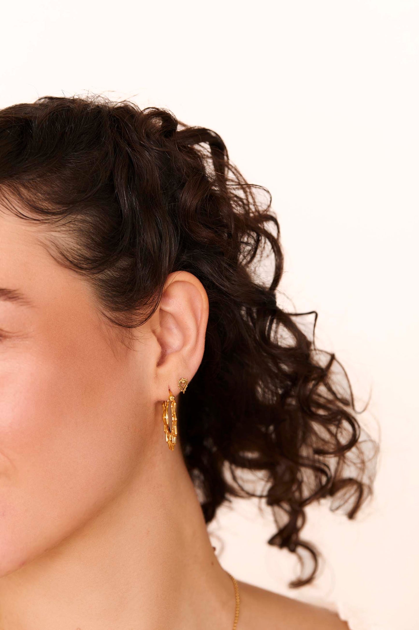 PENDIENTES MAYUR BAÑADOS EN ORO