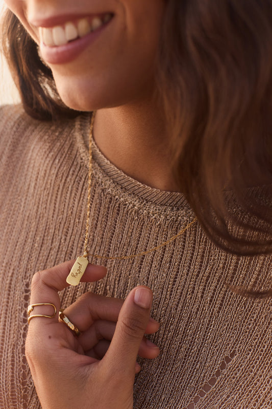 COLLAR CHAPA IRREGULAR PERSONALIZADO CON TU LETRA BAÑADO EN ORO