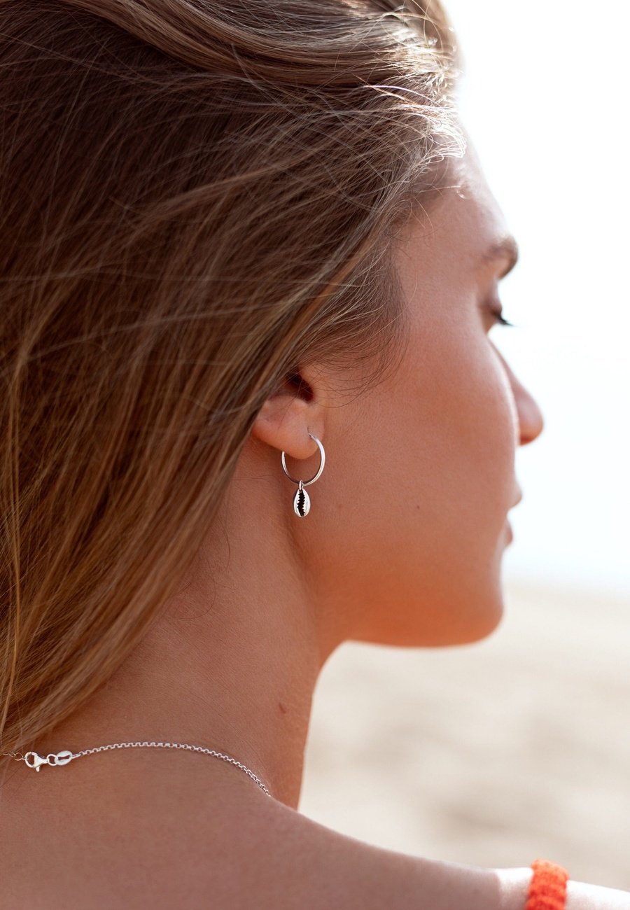 KARUN EARRINGS (14MM) | Shell Hoop Earrings – San Saru