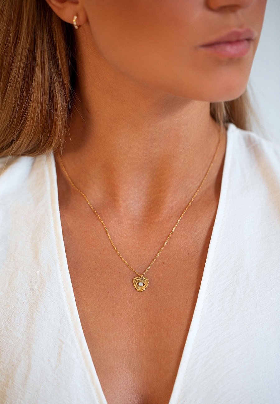 Collar Lyra de Oro de 9 Quilates en Forma de Corazón con Ópalo